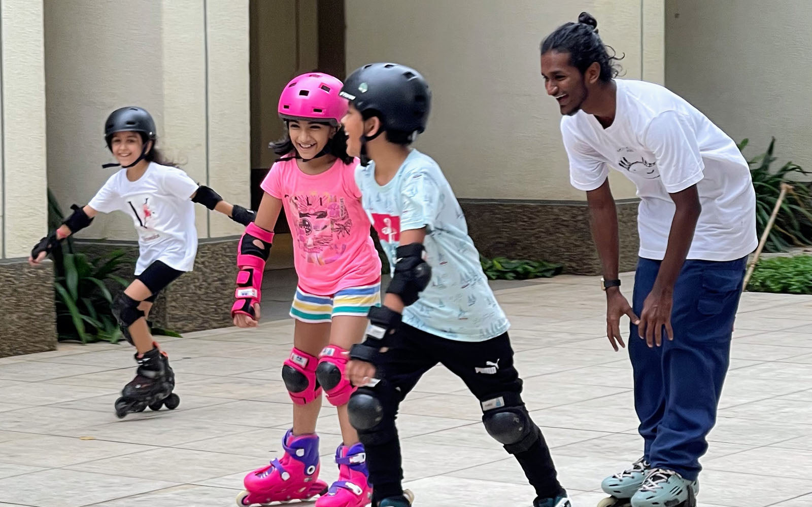 Skateboarding classes by Formigas Academy
